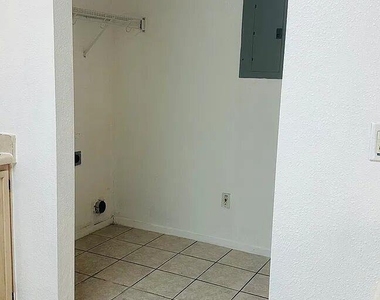 2222 Katy Ln - Photo Thumbnail 9