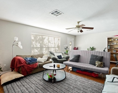 910 E 51st St - Photo Thumbnail 2