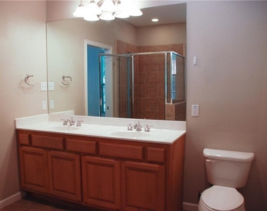 910 E 51st St - Photo Thumbnail 10