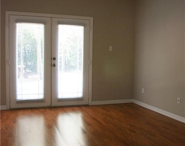 910 E 51st St - Photo Thumbnail 12