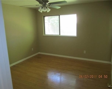 9409 Mountain Quail Rd - Photo Thumbnail 7