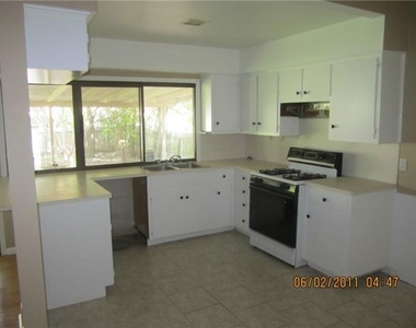9409 Mountain Quail Rd - Photo Thumbnail 2