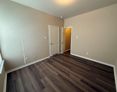 2204 Tranquility Ln - Photo Thumbnail 10