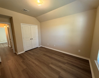 2204 Tranquility Ln - Photo Thumbnail 11