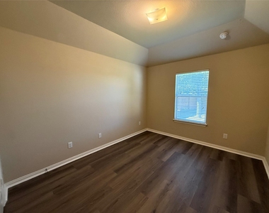 2204 Tranquility Ln - Photo Thumbnail 12