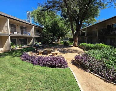 500 E Riverside Dr - Photo Thumbnail 17