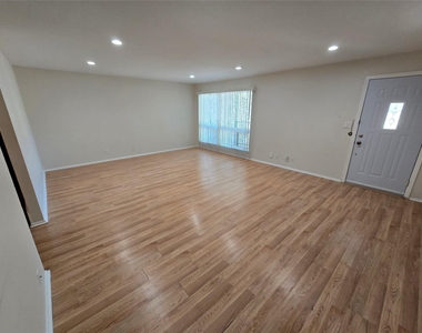 500 E Riverside Dr - Photo Thumbnail 1
