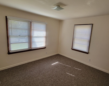 4505 Clinton Avenue - Photo Thumbnail 12