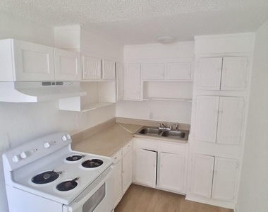 7913 Hare Avenue - Photo Thumbnail 2