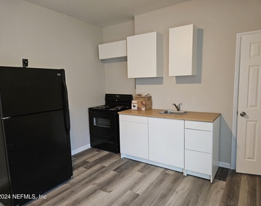 1176 E 13th Street - Photo Thumbnail 3