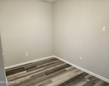 1176 E 13th Street - Photo Thumbnail 6