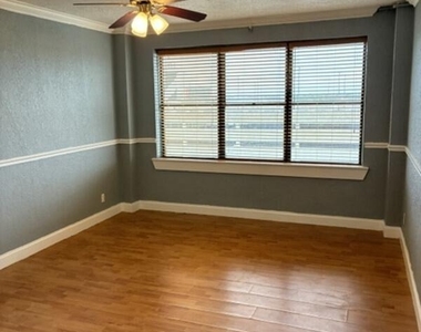 311 W Ashley Street - Photo Thumbnail 2