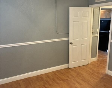 311 W Ashley Street - Photo Thumbnail 5