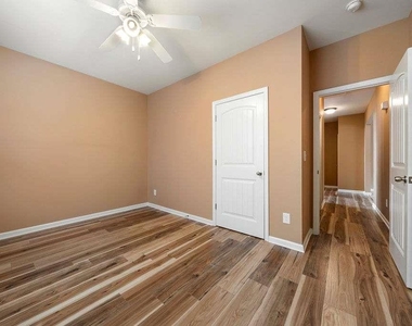 3325 Earhart Way - Photo Thumbnail 20