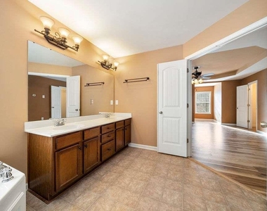 3325 Earhart Way - Photo Thumbnail 29