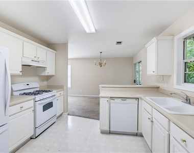181 Stoneforest Drive - Photo Thumbnail 11