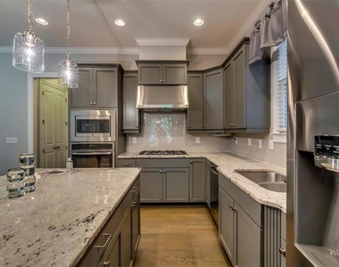 202 Golden Banner Avenue - Photo Thumbnail 12