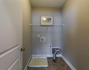 202 Golden Banner Avenue - Photo Thumbnail 27