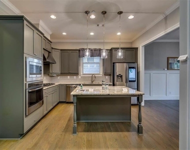 202 Golden Banner Avenue - Photo Thumbnail 10