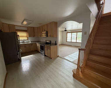 2425 Hessing Street - Photo Thumbnail 3
