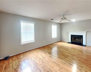 7185 Lone Oak Way - Photo Thumbnail 3