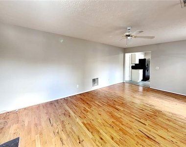 7185 Lone Oak Way - Photo Thumbnail 4