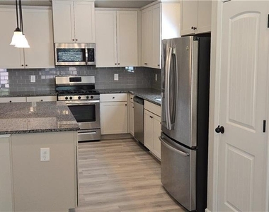 251 Jefferson Avenue - Photo Thumbnail 5