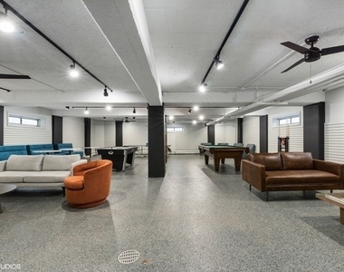 4970 N Marine Drive - Photo Thumbnail 7