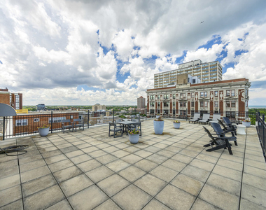 4970 N Marine Drive - Photo Thumbnail 12