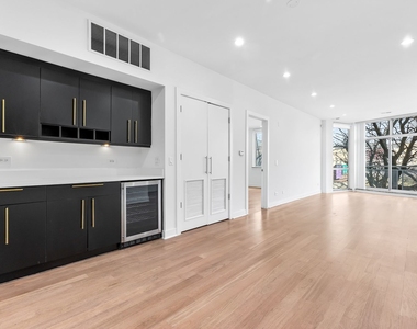 914 W Hubbard Street - Photo Thumbnail 1