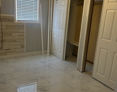 12748 S Lowe Avenue - Photo Thumbnail 6