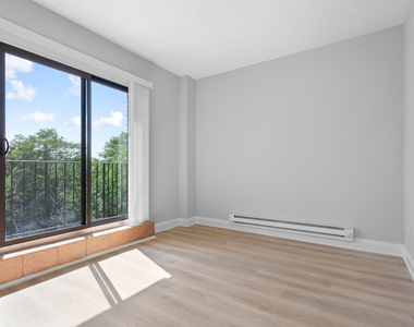 4520 N Clarendon Avenue - Photo Thumbnail 4
