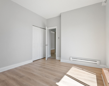 4520 N Clarendon Avenue - Photo Thumbnail 6