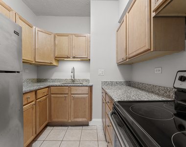 4520 N Clarendon Avenue - Photo Thumbnail 3