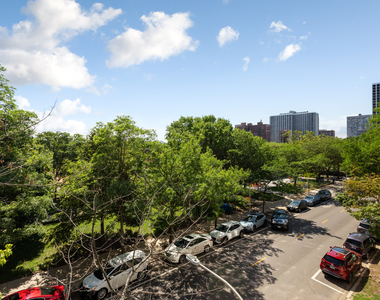 4520 N Clarendon Avenue - Photo Thumbnail 5