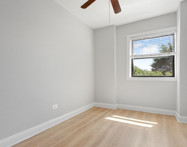4520 N Clarendon Avenue - Photo Thumbnail 9