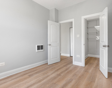4520 N Clarendon Avenue - Photo Thumbnail 7