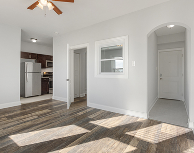 1608 W Sherwin Avenue - Photo Thumbnail 2