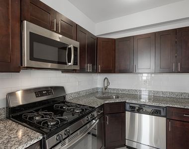 1608 W Sherwin Avenue - Photo Thumbnail 6