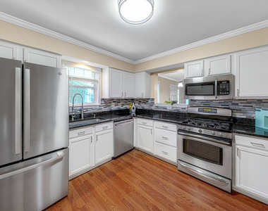 560 Jennifer Circle - Photo Thumbnail 4