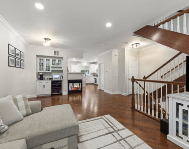 808 Shandrew Drive - Photo Thumbnail 2