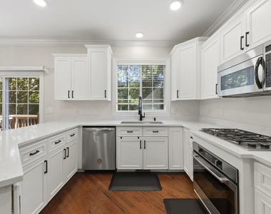 808 Shandrew Drive - Photo Thumbnail 4