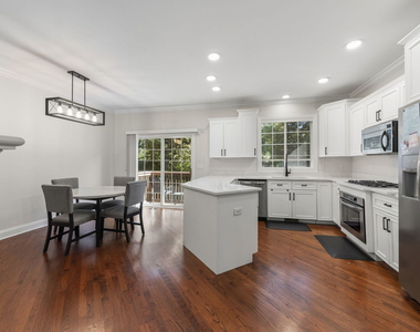 808 Shandrew Drive - Photo Thumbnail 3