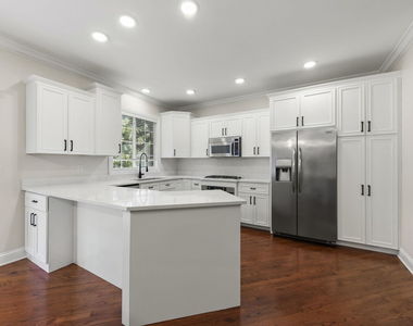 808 Shandrew Drive - Photo Thumbnail 6