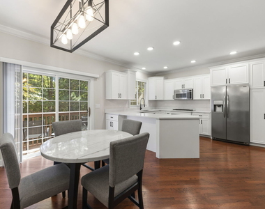 808 Shandrew Drive - Photo Thumbnail 5