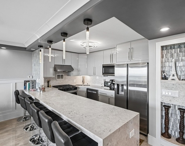 400 E Randolph Street - Photo Thumbnail 6