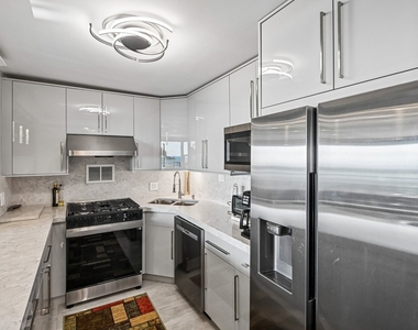 400 E Randolph Street - Photo Thumbnail 8