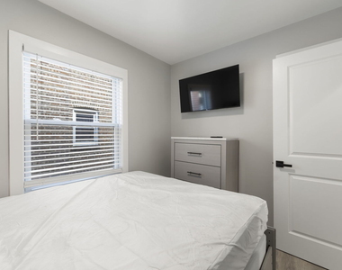 5347 W Gladys Avenue - Photo Thumbnail 12