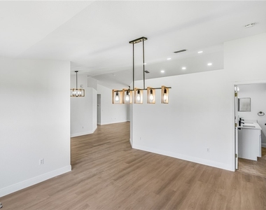 323 Nw 10th Street - Photo Thumbnail 6