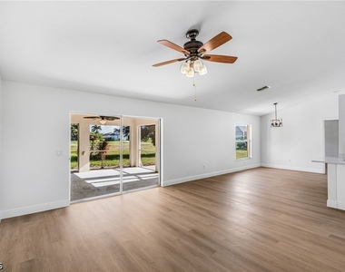 323 Nw 10th Street - Photo Thumbnail 2